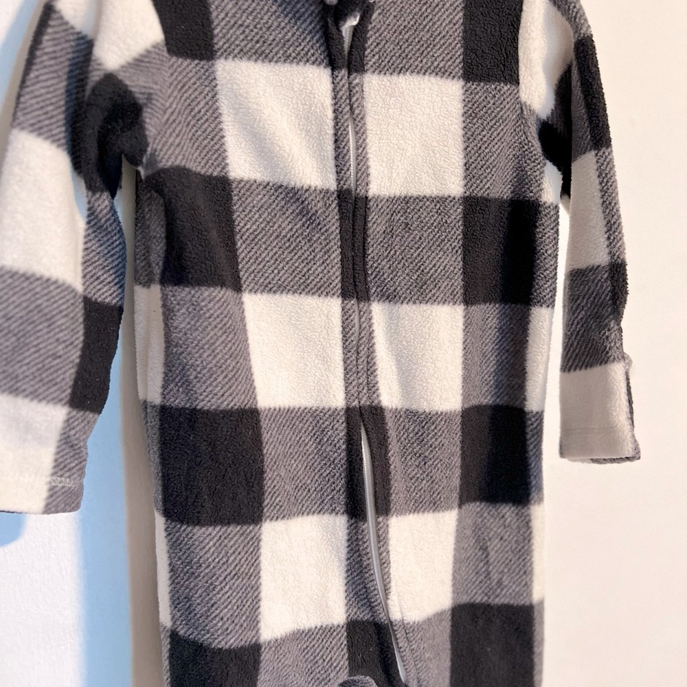 Old Navy Fleece Black and White Checkered Sleeper|Size:3-6months/6-9months - Picture 12 of 14